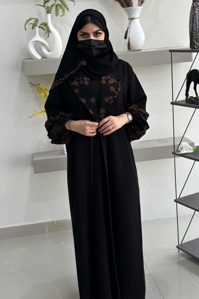 عباية أنيقة بياقة وكم مزموم وتطريز بني ع الياقة والكم